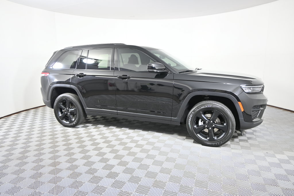 Used 2023 Jeep Grand Cherokee Altitude AWD/4WD image 8