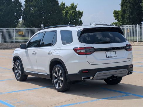 Certified 2023 Honda Pilot Touring image 7