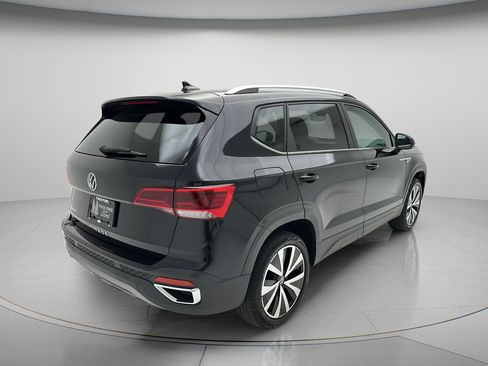 Used 2023 Volkswagen Taos SE w/ Panoramic Sunroof Package FWD image 4