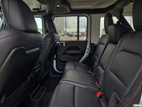 Used 2024 Jeep Wrangler Unlimited Sahara w/ Technology Group AWD/4WD image 9