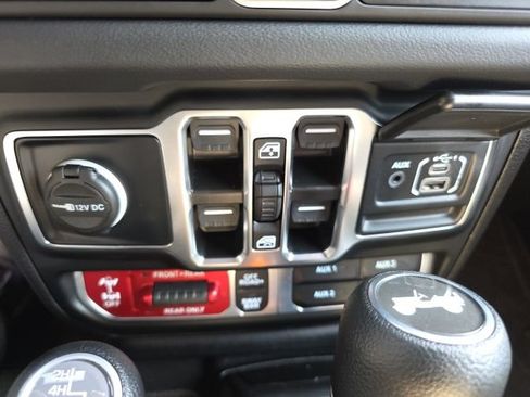 Used 2024 Jeep Wrangler Unlimited Rubicon w/ Convenience Group AWD/4WD image 18