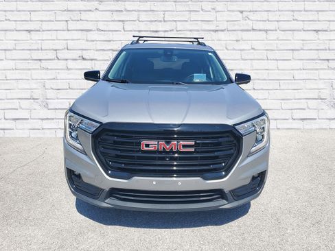 Used 2023 GMC Terrain SLT w/ Infotainment Package II image 2