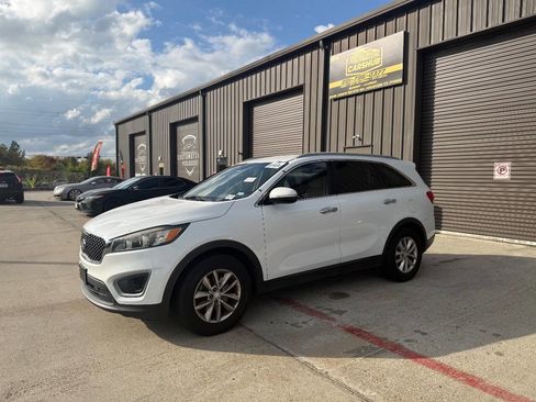 Used 2016 Kia Sorento LX w/ LX Convenience Package image 2