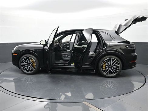 New 2026 Porsche Cayenne Turbo image 32