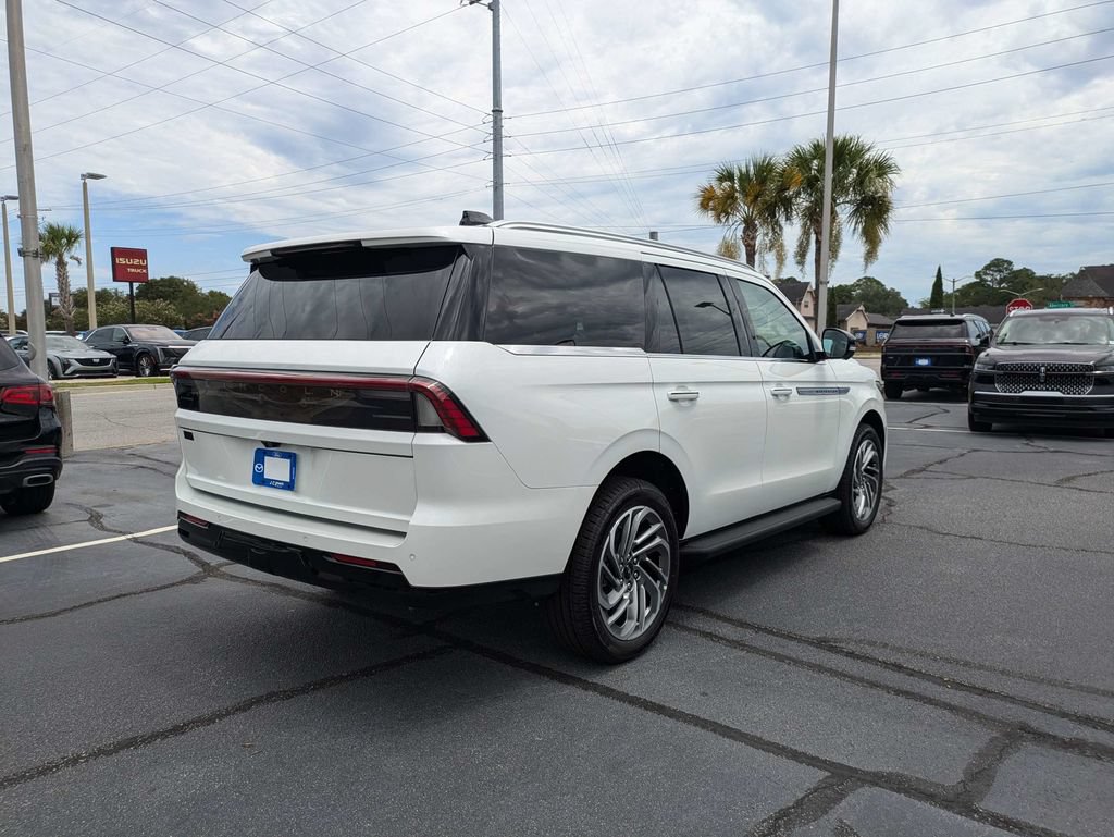 New 2027 Lincoln Navigator Premiere RWD image 4