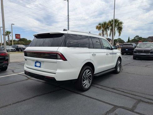 New 2027 Lincoln Navigator Premiere RWD image 4