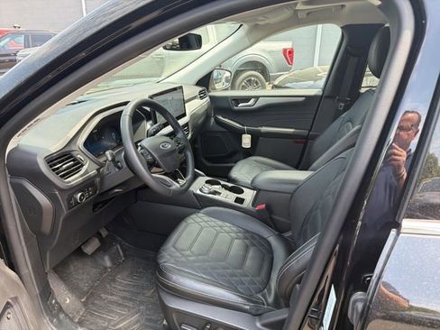 Used 2023 Ford Escape Platinum w/ Premium Technology Package AWD/4WD image 10