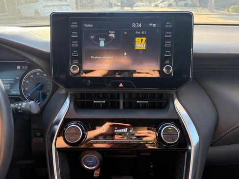 Used 2022 Toyota Venza XLE AWD/4WD image 16