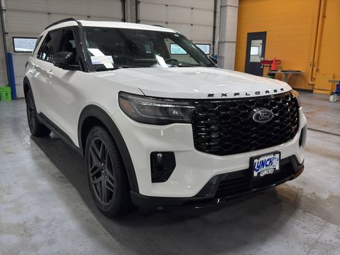 Used 2025 Ford Explorer ST AWD/4WD image 7