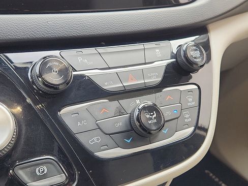 Used 2018 Chrysler Pacifica Touring-L image 16