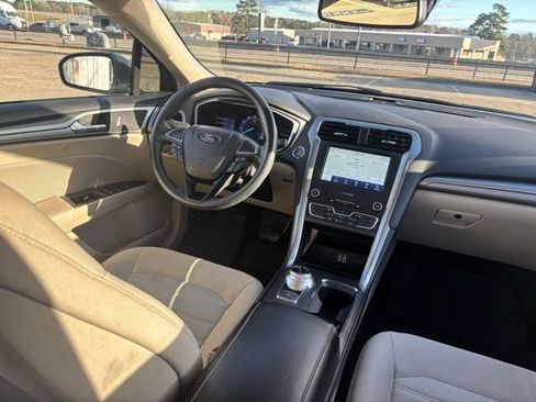 Used 2020 Ford Fusion SE image 19