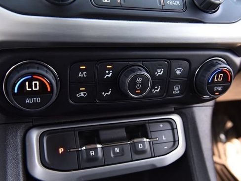 Used 2023 GMC Acadia SLT FWD image 17