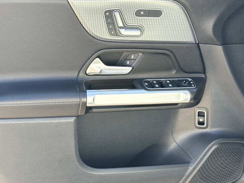 Used 2022 Mercedes-Benz GLB 250 4MATIC image 27