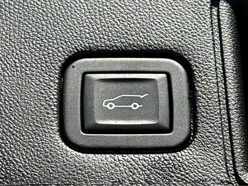 Used 2023 GMC Terrain SLE w/ Driver Convenience Package image 27