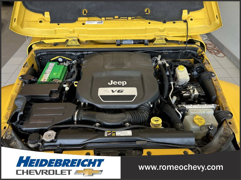 Used 2015 Jeep Wrangler Sahara w/ Connectivity Group AWD/4WD image 9