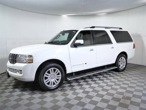 Used 2013 Lincoln Navigator L 4WD image 5