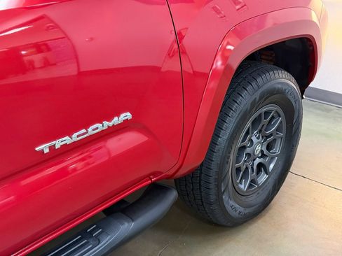 Used 2018 Toyota Tacoma SR5 w/ Exterior Package image 8