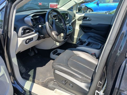 Used 2020 Chrysler Pacifica Touring-L w/ Advanced Safetytec Group FWD image 2