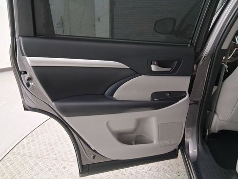 Used 2019 Toyota Highlander XLE image 21