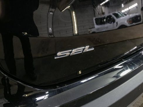 Used 2024 Ford Edge SEL w/ Convenience Package image 9