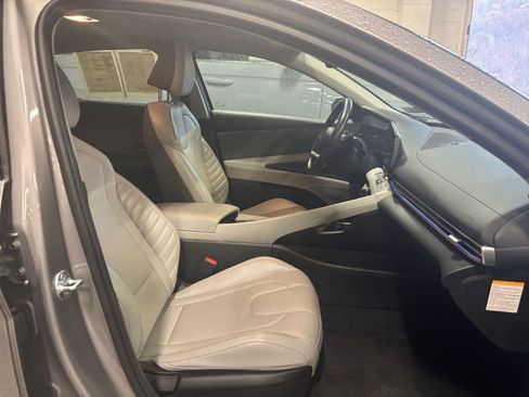 Used 2025 Hyundai Elantra Limited image 25