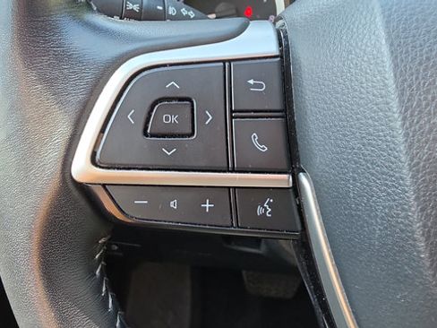 Used 2023 Toyota Highlander XLE AWD/4WD image 14