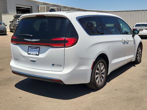 Used 2024 Chrysler Pacifica Limited FWD image 4