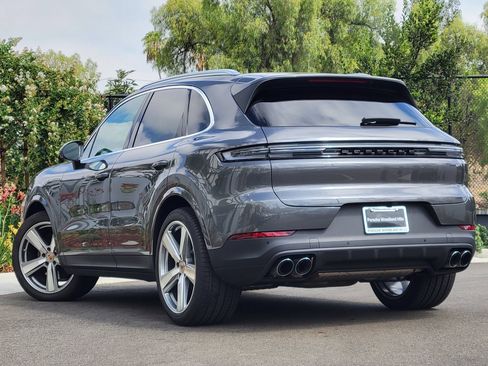 Used 2026 Porsche Cayenne AWD/4WD image 3