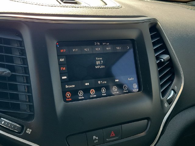 Used 2019 Jeep Cherokee Latitude Plus AWD/4WD image 16