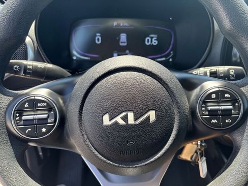 Used 2025 Kia Soul LX w/ LX Technology Package FWD image 25