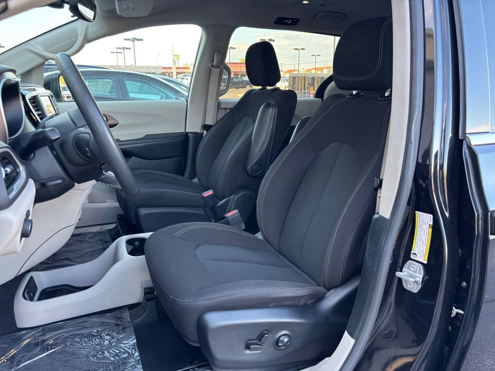 Used 2023 Chrysler Voyager LX FWD image 28