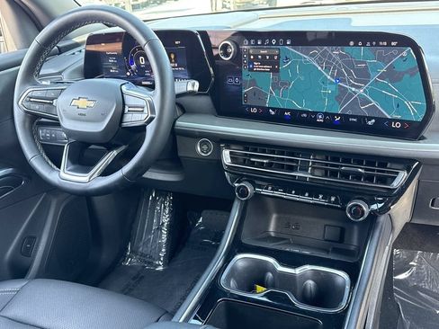 Used 2025 Chevrolet Traverse LT FWD image 4