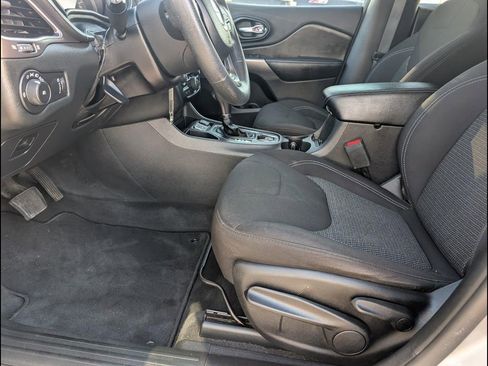 Used 2019 Jeep Cherokee Latitude w/ Popular Appearance Group image 12