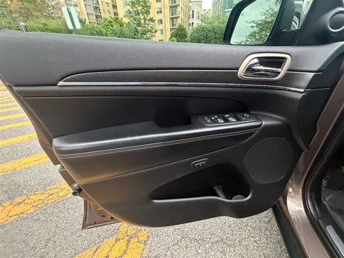 Used 2017 Jeep Grand Cherokee Limited AWD/4WD image 36