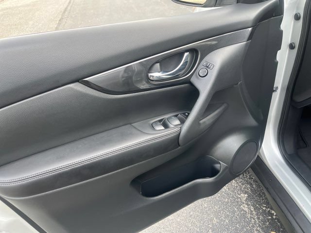 Used 2017 Nissan Rogue SV AWD/4WD image 11
