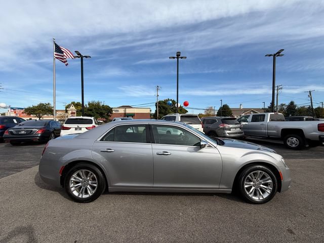 Used 2017 Chrysler 300 C RWD image 4