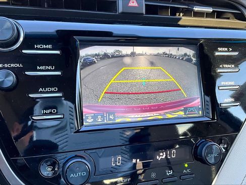 Used 2018 Toyota Camry XLE image 26