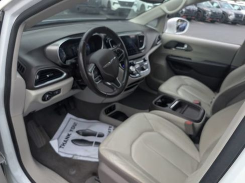 Used 2017 Chrysler Pacifica Touring-L FWD image 15