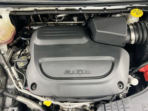 Used 2023 Chrysler Pacifica Touring-L FWD image 25