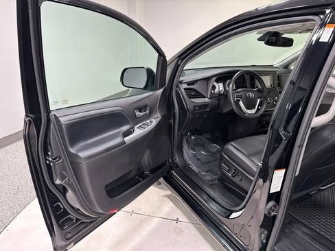 Used 2018 Toyota Sienna SE FWD image 12