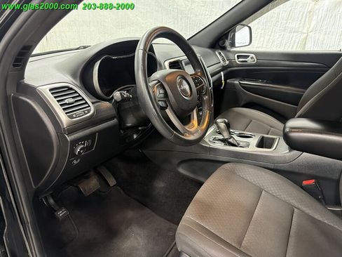 Used 2018 Jeep Grand Cherokee Laredo AWD/4WD image 3