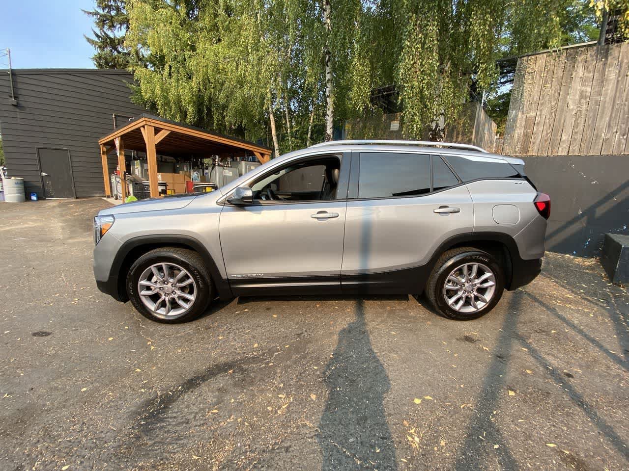 Used 2024 GMC Terrain SLT AWD/4WD image 3