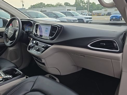 Used 2023 Chrysler Pacifica Touring-L FWD image 43