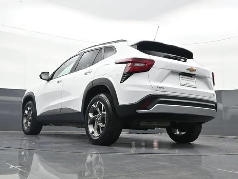 Certified 2025 Chevrolet Trax LT FWD image 31