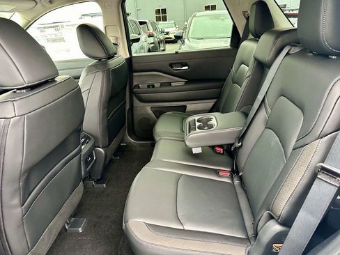 Used 2025 Nissan Pathfinder SL AWD/4WD image 30