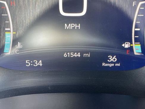 Used 2024 Chrysler Pacifica Touring-L FWD image 3