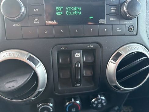 Used 2017 Jeep Wrangler Unlimited Sahara w/ Connectivity Group image 17