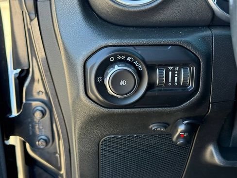 Used 2018 Jeep Wrangler Unlimited Sahara AWD/4WD image 18