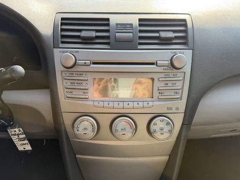 Used 2011 Toyota Camry image 19