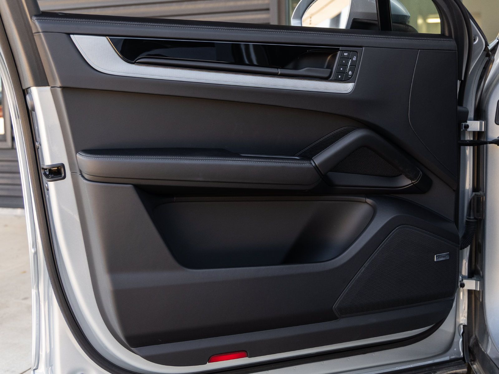 Certified 2025 Porsche Cayenne E-Hybrid Coupe AWD/4WD image 20